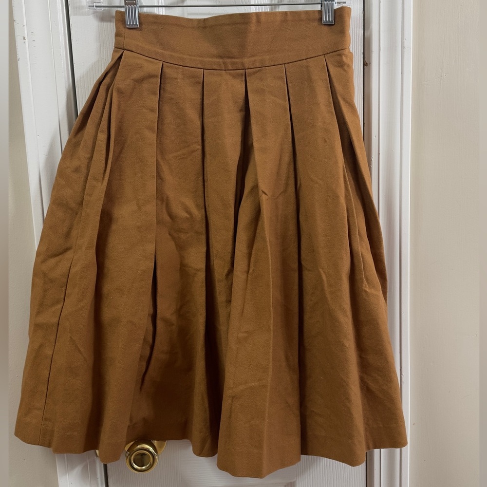 Ann Mashburn brown box pleat skirt with pockets. (Mix19)